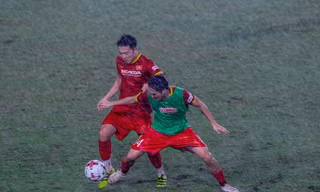 ĐT Việt Nam 'luyện công' dưới cơn mưa tầm tã