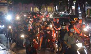 Phố trung tâm Hà Nội đông nghẹt, ùn tắc trong đêm Trung thu