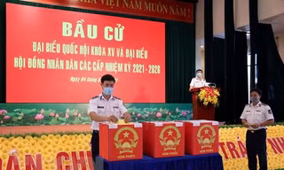 Cán bộ, chiến sỹ bỏ phiếu bầu tại Trụ sở Cảnh sát biển Vùng 3. (Ảnh: Đoàn Mạnh Dương/TTXVN).