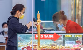 Cửa hàng vàng tạo lối vách ngăn giãn cách chuẩn bị đón Thần Tài 