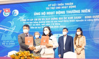 Gần 300 sinh viên nhận hỗ trợ từ Quỹ học bổng Vừ A Dính