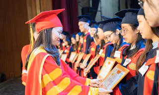 Sinh viên trường ĐH Ngoại ngữ Tin học TP. HCM thắc mắc về khoản phí cho lễ tốt nghiệp