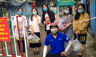 Trường ĐH Bách khoa (ĐHQG TP. HCM) tặng sách cho tân sinh viên, gửi đến tận nhà