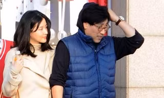 Vợ chồng Lee Young Ae tay trong tay