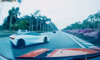 Siêu xe vỡ nát sau khi đâm vào dải phân cách