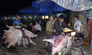 Thịt mất vệ sinh và tù mù chất cấm