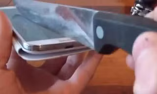 Galaxy S4 thử độ bền bằng dao