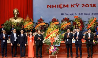 Đồng chí Nguyễn Xuân Phúc, Ủy viên Bộ Chính trị, Thủ tướng Chính phủ Nước cộng hòa xã hội chủ nghĩa Việt Nam tặng hoa Đại hội. Ảnh: Như Ý