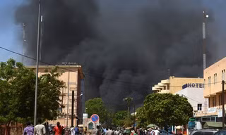 Khói đen bốc lên cuồn cuộn sau vụ nổ ở thủ đô Ouagadougou. (Nguồn: AFP/ TTXVN)