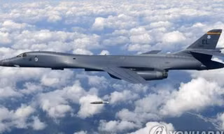 Xem oanh tạc cơ B1-B Lancer hủy diệt mục tiêu mặt đất