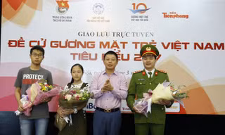 Ông Phùng Công Sưởng, Phó Tổng biên tập báo Tiền Phong, tặng hoa cho các đề cử Gương mặt trẻ Việt Nam tiêu biểu 2017, tham gia giao lưu. Ảnh: Như Ý