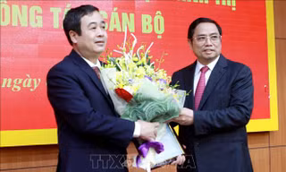 Đồng chí Phạm Minh Chính, Ủy viên Bộ Chính trị, Bí Thư Trung ương Đảng, Trưởng Ban Tổ chức Trung ương chúc mừng đồng chí Ngô Đông Hải