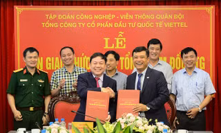 Thiếu tướng Lê Đăng Dũng (trái, hàng trên) bàn giao chức vụ tại Viettel Global cho ông Đỗ Mạnh Hùng. (Ảnh: CTV/Vietnam+)