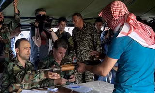 THẾ GIỚI 24H: Hàng trăm tay súng nổi dậy Syria giao nộp vũ khí
