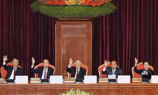 Tổng Bí thư Nguyễn Phú Trọng, Chủ tịch nước Trần Đại Quang, Thủ tướng Nguyễn Xuân Phúc, Chủ tịch Quốc hội Nguyễn Thị Kim Ngân và Uỷ viên Bộ Chính trị, Thường trực Ban Bí thư Trần Quốc Vượng biểu quyết thông qua Nghị quyết Hội nghị Trung ương lần thứ bảy. 