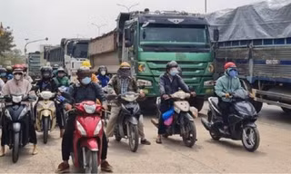 Nhiều phương tiện dừng không đúng làn đường trên Quốc lộ 51