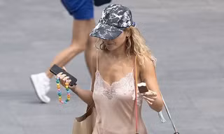 Rita Ora mặc váy ngủ không nội y ra phố