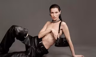 Bella Hadid ngực trần chụp ảnh thời trang