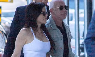 MC Lauren Sanchez 53 tuổi mặc 2 dây 'bốc lửa', tay trong tay tỷ phú Amazon trên phố