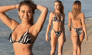 Sao truyền hình 9x đẹp như tượng tạc ở biển với bikini