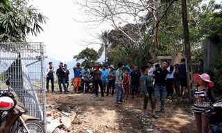 Sáng 31/3, đông đảo người dân Nam Ô đã có mặt tại khu vực lối dẫn xuống ghềnh đá để theo dõi việc tháo dỡ rào chắn và yêu cầu trả lại diện tích sân bóng đã bị vây Ảnh Nguyễn Thành