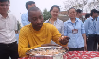 [VIDEO] Lính tàu sân bay Mỹ thi bóc tỏi cùng bệnh nhân