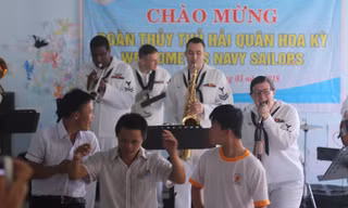 Lính tàu sân bay Mỹ chung tay xoa dịu nỗi đau da cam