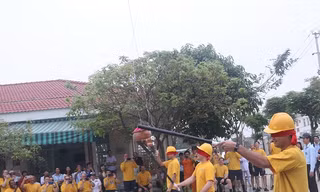 Lính tàu sân bay Mỹ hào hứng với các trò chơi dân gian Việt Nam