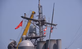 Cờ Mỹ và Việt Nam trên tàu tuần dương USS Lake Champlain (CG-57) của Hải quân Mỹ. Ảnh Nguyễn Thành