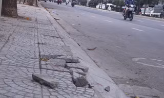 Hình ảnh vỉa hè đường Nguyễn Hữu Thọ bị hư hỏng bong tróc sau thời gian ngắn đưa vào sử dụng. Ảnh: Nguyễn Thành 