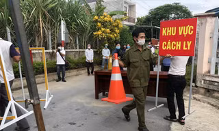 Lực lượng dân quân tự vệ dỡ barie, biển cấm ở thôn Mỹ Huệ 1- ảnh Nguyễn Ngọc