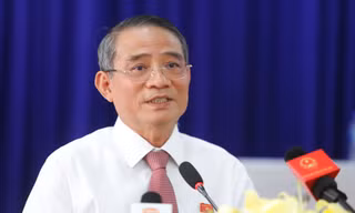 Ông Trương Quang Nghĩa, Bí thư Thành ủy Đà Nẵng trả lời các ý kiến của cử tri quận Hải Châu. Ảnh Nguyễn Thành