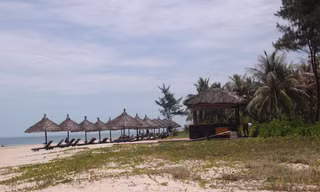 Một hàng mục được xây dựng trên quy hoạch vệt 50m khu vực bãi tắm công cộng. Ảnh: Nguyễn Thành