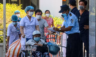 Bệnh nhân bệnh viện C Đà Nẵng được y bác sĩ tiễn ra tận cổng sau khi bệnh viện này được dỡ bỏ phong toả. Ảnh: Nguyễn Thành