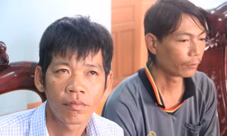 Ông Nguyễn Văn Huy Tâm (trái) kể lại sự việc bị lừa bán. Ảnh Nguyễn Thành
