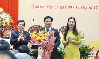 Ông Trần Phước Hiền (ở giữa) trúng cử chức danh Phó Chủ tịch UBND tỉnh Quảng Ngãi, nhiệm kỳ 2016-2021. Ảnh: Nguyễn Ngọc 