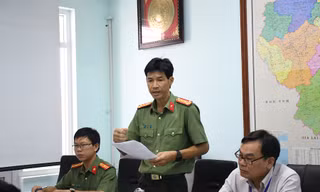 Đại tá Võ Văn Dương, Phó Giám đốc Công an tỉnh Quảng Ngãi cho rằng, qua điều tra, xác minh, chúng tôi thấy phương pháp chữa bệnh của ông Võ Hoàng Yên và cộng sự có nhiều vấn đề, phản khoa học và có dấu hiệu lừa đảo. Ảnh: Nguyễn Ngọc 
