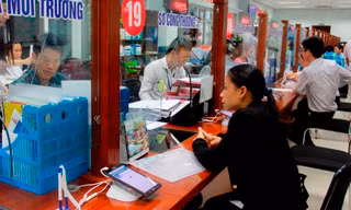 Người dân đến giao dịch tại Trung tâm hành chính Thành phố Đà Nẵng. Ảnh Nguyễn Thành