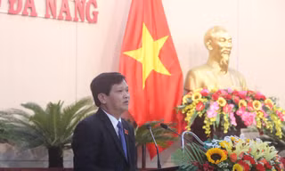 Ông Nguyễn Nho Trung được các đại biểu HĐND thành phố bầu làm chức danh Chủ tịch HĐND thành phố Đà Nẵng. Ảnh Nguyễn Thành
