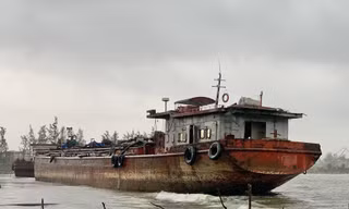 Bốn chiếc xà lan trôi dạt trên vùng cảng biển Dung Quất đe dọa an toàn hàng hải. Ảnh: Nguyễn Ngọc 