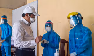Chủ tịch Đà Nẵng thị sát quy trình lấy mẫu, làm xét nghiệm truy tìm virus SARS-CoV-2