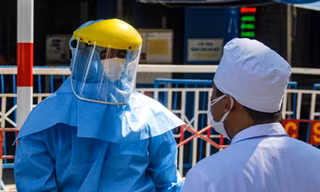 Nhân viên y tế làm việc tại khu vực phong toả bệnh viện Đà Nẵng. Ảnh: Nguyễn Thành