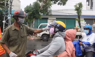 Cán bộ phường làm nhiệm vụ giám sát người ra vào ở một khu dân cư trên địa bàn Đà Nẵng. Ảnh: Nguyễn Thành
