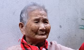 Mẹ Việt Nam anh hùng 91 tuổi ủng hộ bác sĩ tuyến đầu chống dịch 
