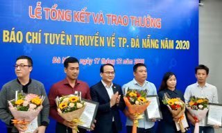 Ban tổ chức trao giải cho các tác giả, nhóm tác giả được giải về chủ đề "Đà Nẵng - Thành phố 4 an". 