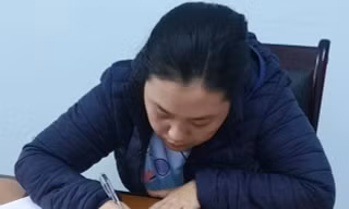 Đối tượng Nguyễn Thị Thuỳ Trang và tang vật tại cơ quan công an. Ảnh: CTV