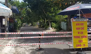 Phong toả khu vực đường Hồ Huân Nghiệp nơi cư trú của gia đình bệnh nhân 1017 có 6 người mắc COVID-19 ở Đà Nẵng. 