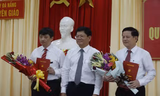 Ông Võ Công Trí (giữa), Phó Bí thư Thành ủy Đà Nẵng tặng hoa cho ông Đặng Việt Dũng và ông Trần Đình Hồng tại buổi công bố. 