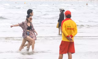 Người dân Đà Nẵng đổ xô đi tắm biển ngày đầu nới lỏng giãn cách xã hội 