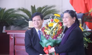 Phó chủ tịch thường trực Quốc hội Tòng Thị Phóng tặng hoa chúc mừng tân Chủ tịch HĐND thành phố Đà Nẵng Nguyễn Nho Trung. Ảnh Nguyễn Thành 